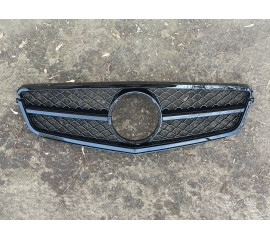 Решетка радиатора Mercedes W204 черная AMG-look